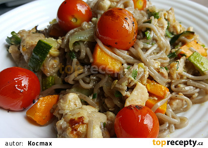 Pohankové špagety s kuřecím masem a zeleninou (bez tuku)