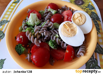 Těstovinový salát s brokolicí, cherry rajčátky a vajíčkem