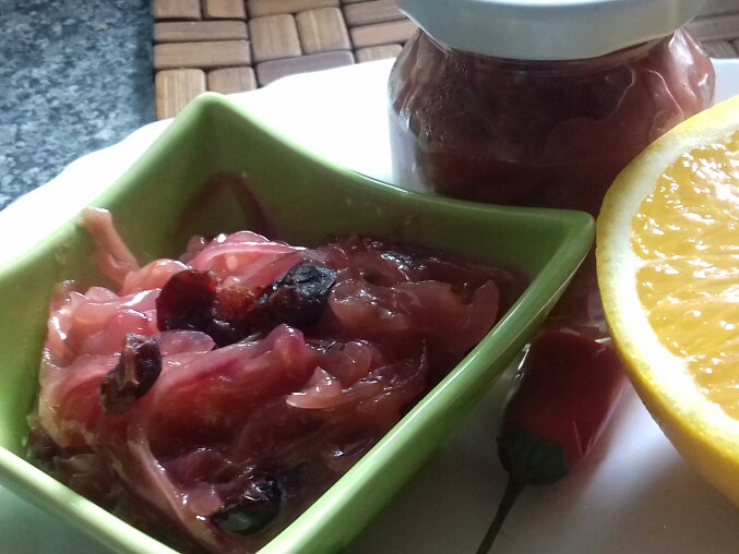 Cibuláda s pomerančem, brusinkami a chilli