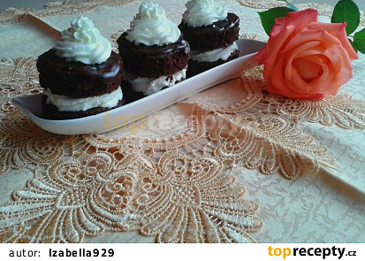 Čokoládové dortíky s tvarohovým krémem s šlehačkou