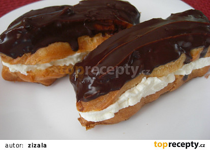 Éclairs (banánky z odpalovaného těsta se šlehačkou a čokoládovou polevou)