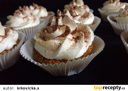 Jablečno - ořechové cupcakes s šlehačkou. Místo plechu jsme zvolili formičky.