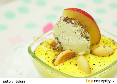 Piškotový puding s ovocem a šlehačkou
