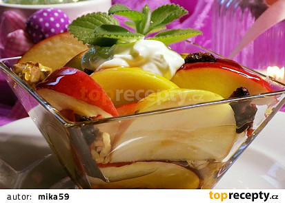 Jablkový salát s medem, ořechy a brusinkami