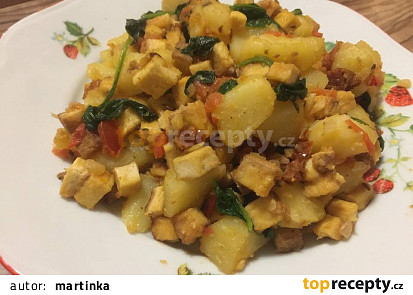 Brambory s uzeným tofu, rajčaty a baby špenátem