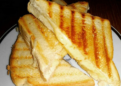 Grilované sýrové tousty Grilované sýrové tousty