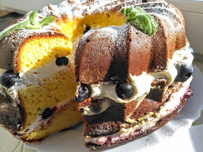 Bábovkový dort s jemným krémem, proložený borůvkami