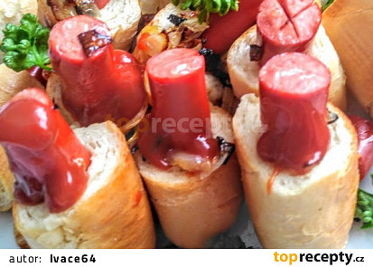 Domácí mini hot dog s opečenou cibulkou