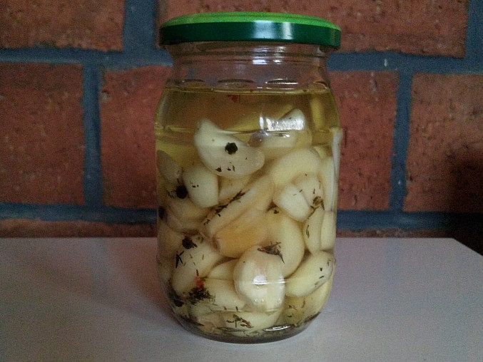 Cesnek Nalozeny V Oleji (naloženého oleji, naložený oleji, česneku naloženého, česneku naloženého oleji) Cesnek Nalozeny V Oleji