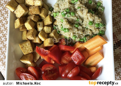 Quinoa s uzeným tofu a zeleninou