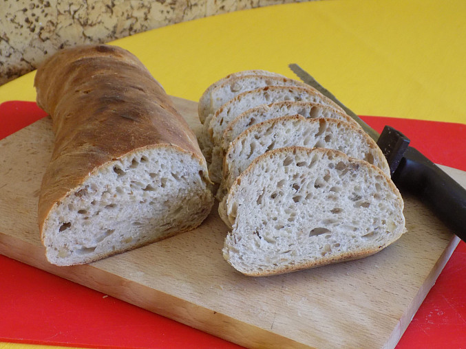Pšenično-žitný chléb s ořechy