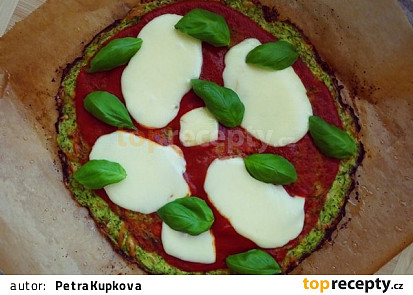 Cuketová low-carb pizza bez mouky s rajčaty, mozzarellou a bazalkou