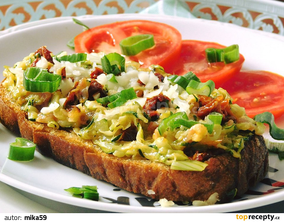 Teplá pomazánka z cukety a sušených rajčat recept TopRecepty.cz