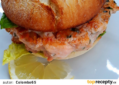 Lososový burger s koriandrem