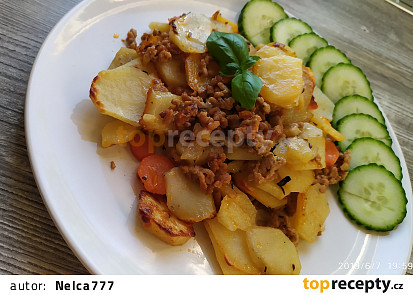 Rychlé zapečené brambory s mletým masem a mrkví