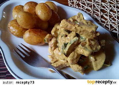 Smetanová kari cuketa s masovými nudličkami