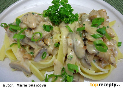 Tagliatelle s kuřecími kousky a smetanovou omáčkou