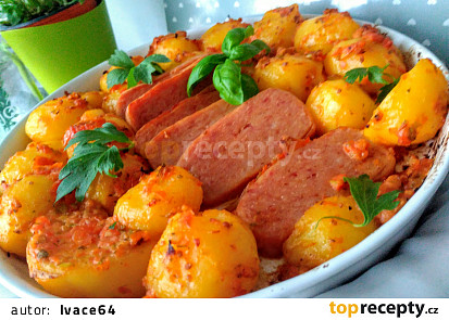 Tomatovo- bylinkové brambory, pečené v jedné nádobě s Luncheon- meat