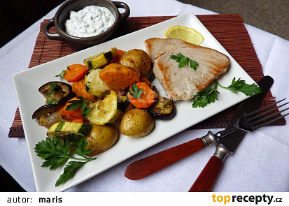 Tuňák s pečenou zeleninou