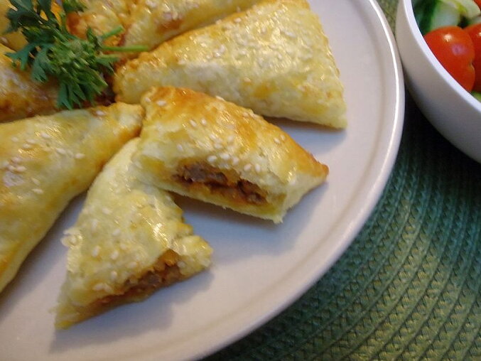 Empanada (slaný koláč) s hovězím masem a sýrem