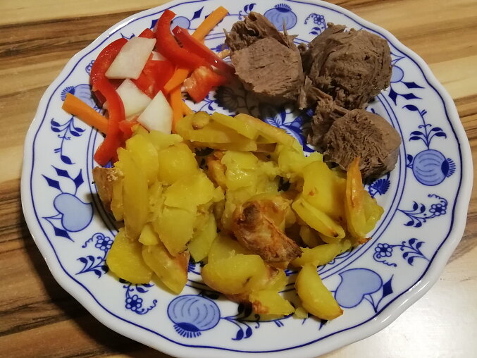 Jelení hrudí vařené obložené zeleninou