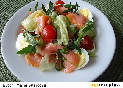 Ledový salát s uzeným lososem a křepelčími vejci