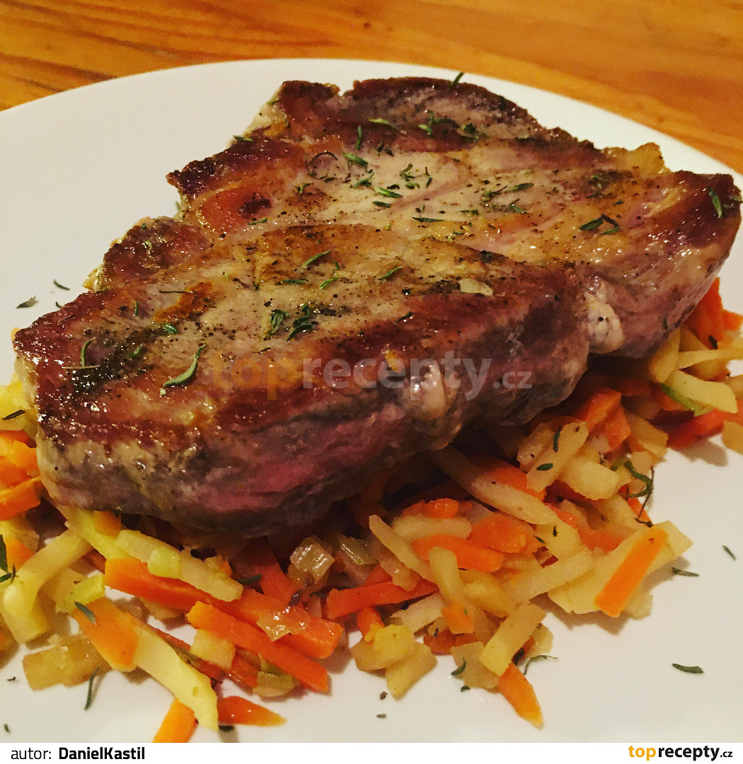 Steak z krkovice medium well na zelenině recept TopRecepty.cz