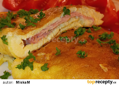 Vaječná omeleta s dvěma druhy sýrů a šunky
