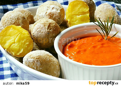 Kanárské brambory s červenou salsou