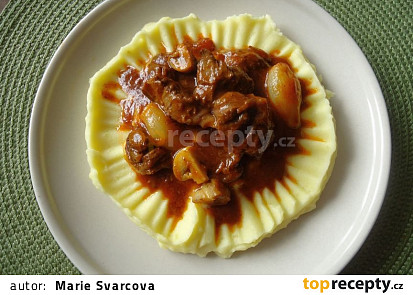 Hovězí kližka po burgundsku z trouby