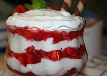 Jahodový pohár s tvarohovým krémem