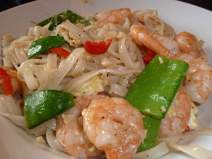 Pad Thai nebo opékané rýžové nudle s krevetami a zeleninou
