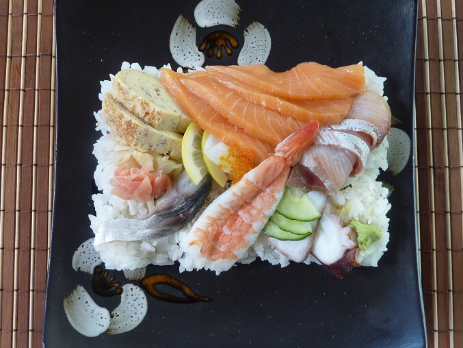 Rozházené sushi Chirashizushi