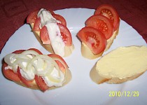 Chlebíčky s rajčaty a cibulí