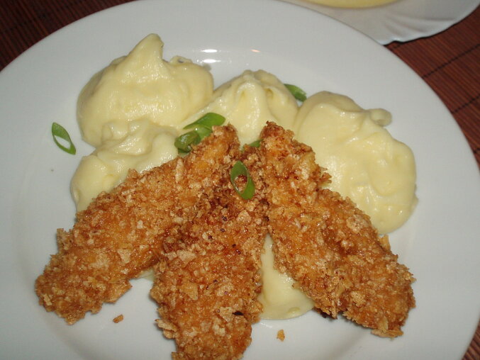 Smažené kuřecí řízečky v cornflakes s bramborovou kaší a kukuřicí