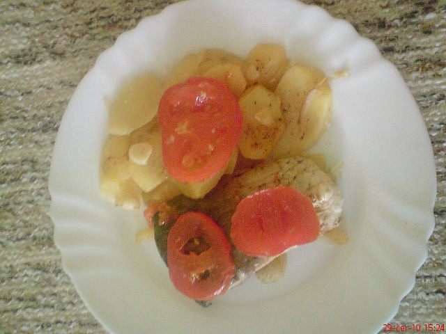 Zapečený kapr s bramborama a rajčaty