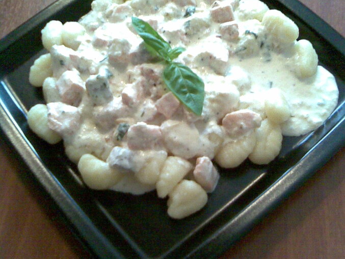 Gnocchi s lososem a smetanovo-sýrovou omáčkou