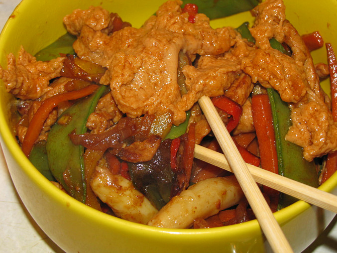 Opekane veprove nudlicky s omackou satay / wok