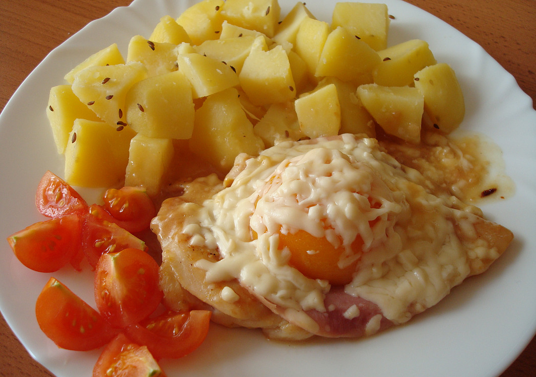 Kuřecí plátek se šunkou, broskví a sýrem