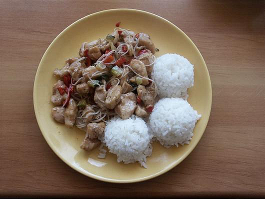 Čína s rýžovými nudličkami a rýží
