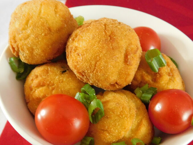 Krokety z bramborové kaše se smaženou cibulí a sýrem