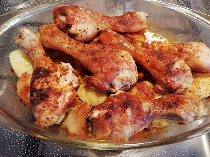 Pečené kuřecí paličky na bramborách