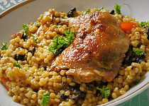 Kuřecí stehna pečená na houbové tarhoni v jednom pekáčku