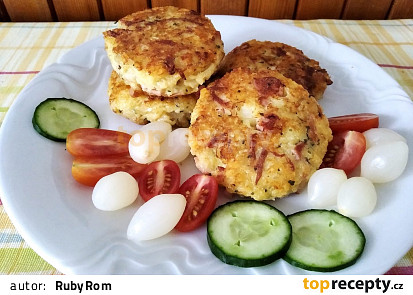 Těstovinové placky se sýrem a uzeninou