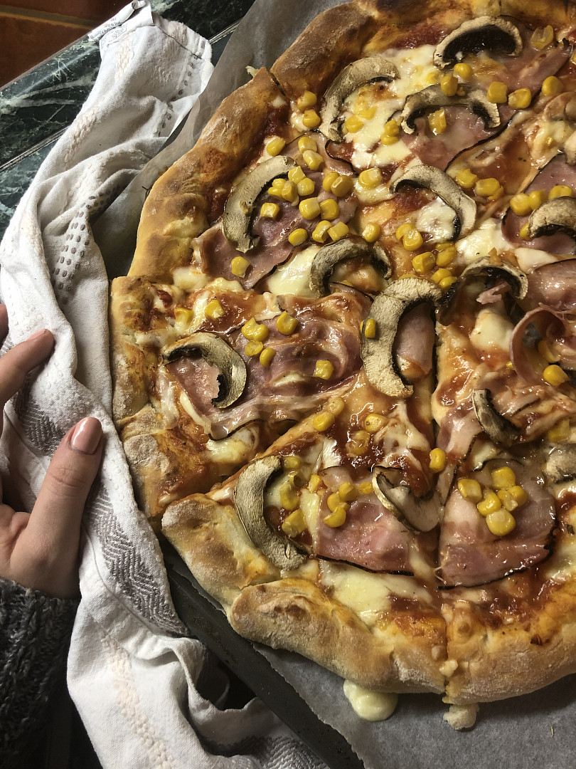 Jak udělat syrovy okraj na pizze?