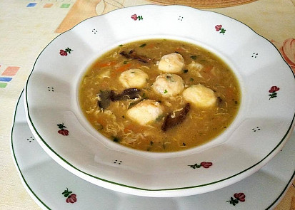 Babiččina zeleninová polévka s houskovými knedlíčky