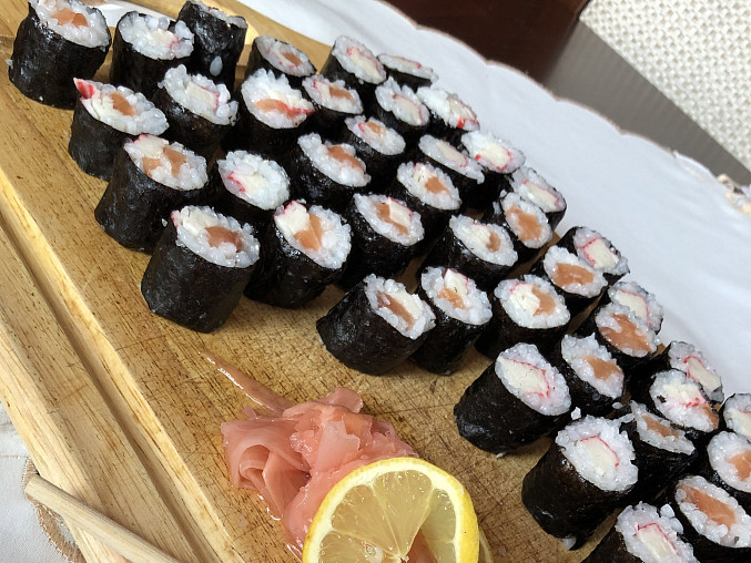Sushi (Maki) s lososem a surimi