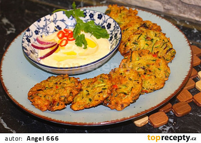 Cuketová pakora s kořeněným jogurtem