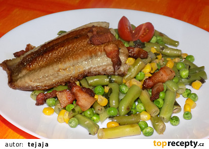 Opékaná ryba se zeleninou a slaninou