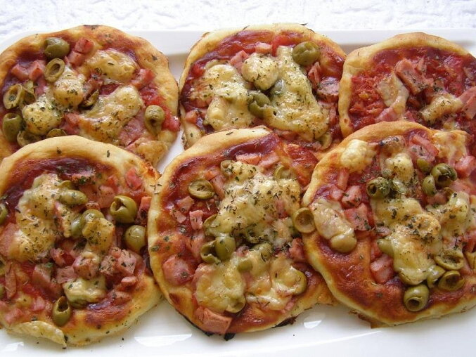 Domácí mini pizza s olivami a šunkou